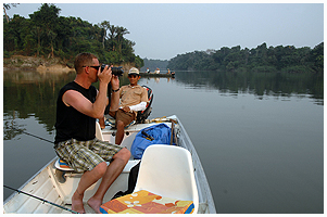 Fishing for pirarhaya in the afternoon - and the chance to get a pictire of the river dolfins ...