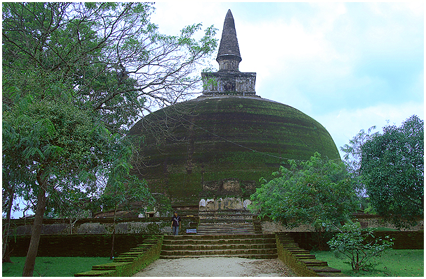 This should be the biggest all-brick pagoda in Sri Lanka. It was never painted white like most other pagodas were / are.